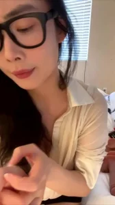 裸聊看着文静实则超淫荡的妹子